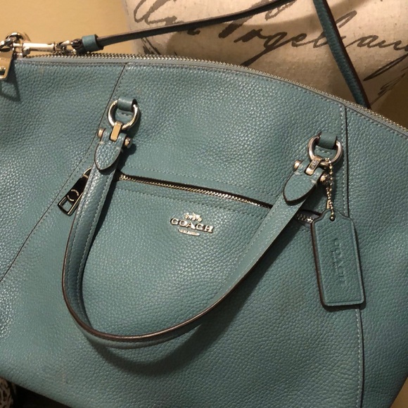 Coach Handbags - 🩵 Coach pebbled leather crossbody bag with detachable strap, zipper pockets